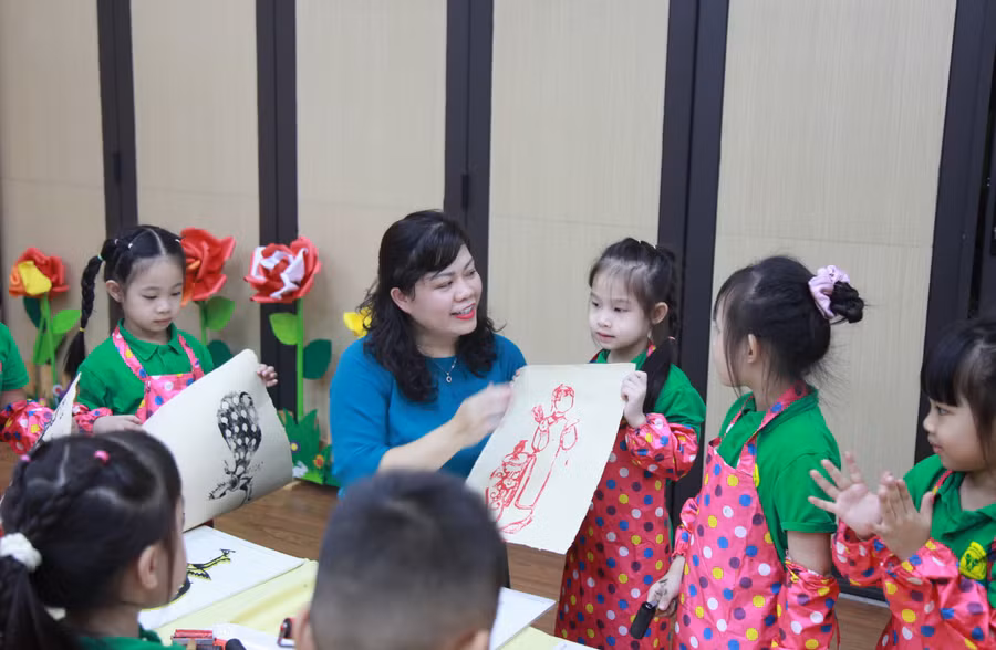 Cô trò Trường mầm non Quang Trung (phường Cửa Nam, Hà Nội).