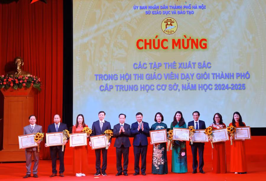 Giám đốc Sở GD&ĐT Hà Nội Trần Thế Cương trao giấy khen cho các đơn vị đạt thành tích xuất sắc trong chỉ đạo và tổ chức hội thi.