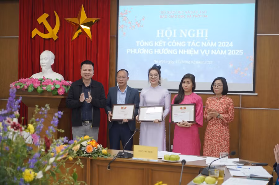 Nhà báo Triệu Ngọc Lâm - Tổng biên tập Báo Giáo dục và Thời đại trao giấy khen cho các tập thể.