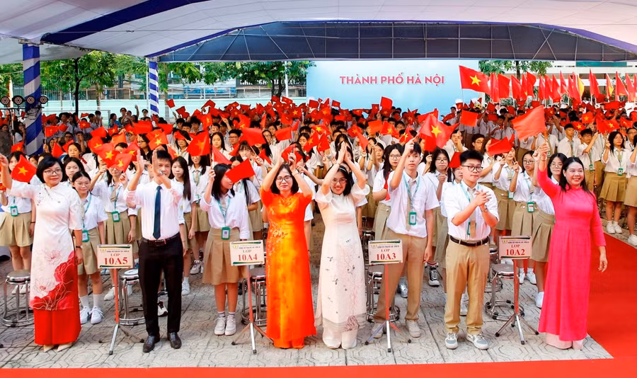 Gần 2,3 triệu học sinh Hà Nội chào đón năm học mới.
