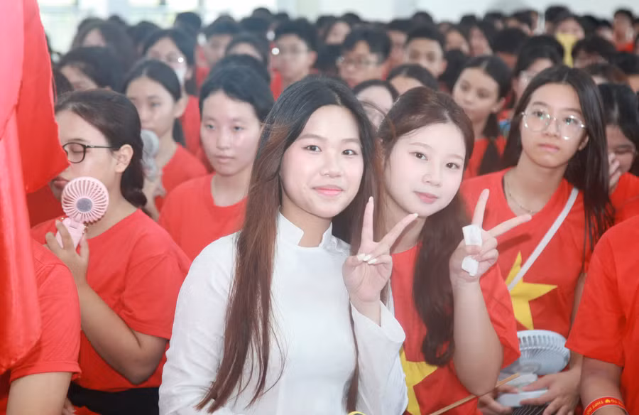 Học sinh Trường THPT Đỗ Mười trong lễ khai giảng năm học mới.