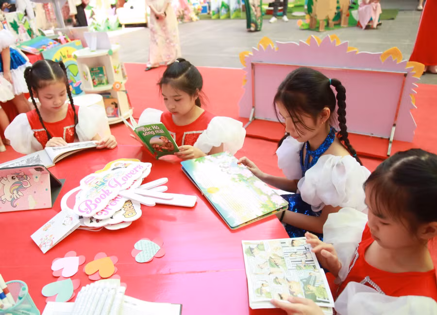 Học sinh quận Hoàn Kiếm tham gia ngày hội sách.