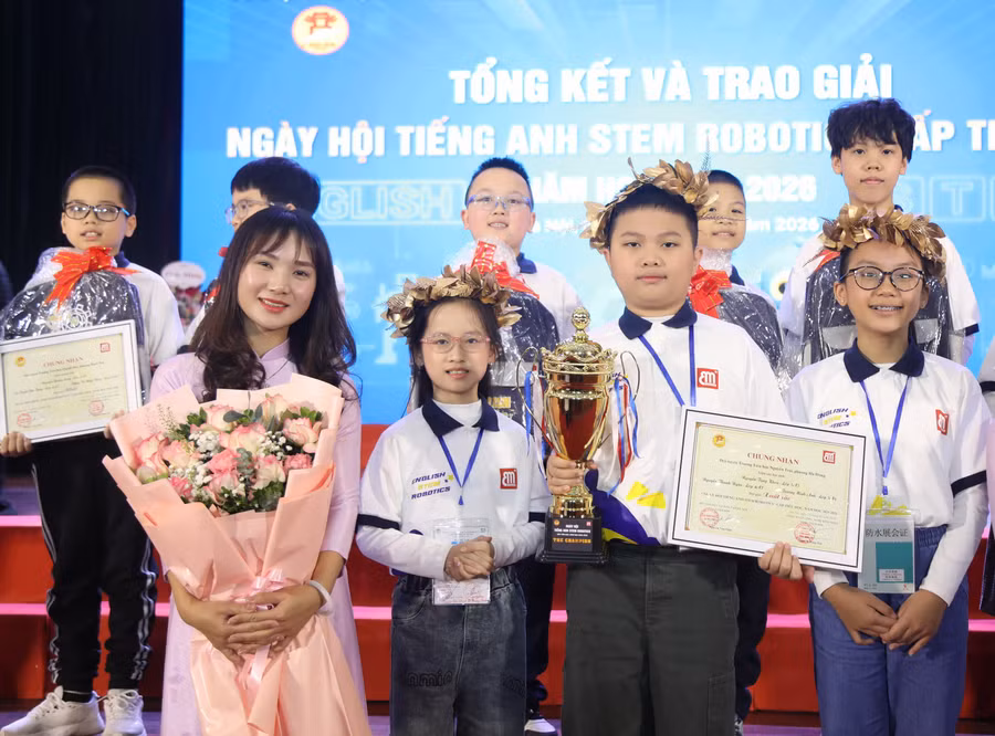 Cô trò Trường Tiểu học Nguyễn Trãi (phường Hà Đông) - đơn vị đoạt giải Xuất sắc của Ngày hội.