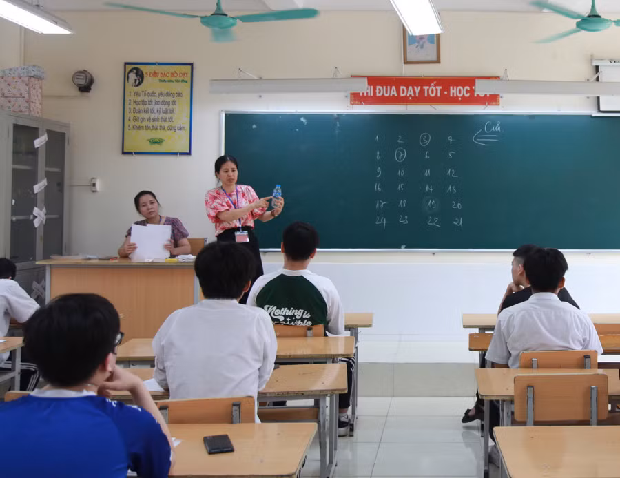Giám thị lưu ý với thí sinh về các quy định của kỳ thi.