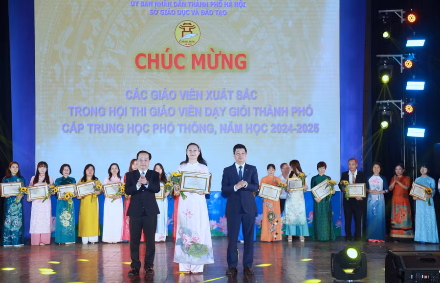 Giám đốc Sở GD&ĐT Hà Nội Trần Thế Cương, Phó Giám đốc Sở GD&ĐT Hà Nội Phạm Quốc Toản trao thưởng cho các giáo viên đoạt giải Nhất.