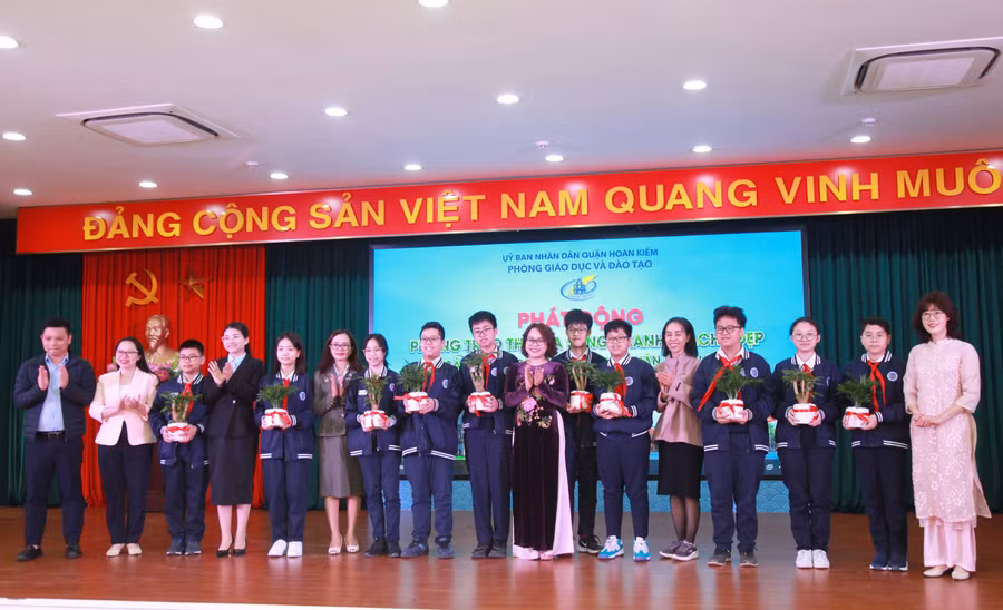 Các đại biểu tham dự chương trình tặng những món quà "Xanh"cho học sinh trường THCS Ngô Sĩ Liên.