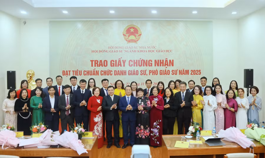 Hội đồng Giáo sư ngành Khoa học Giáo dục trao giấy chứng nhận cho các ứng viên đạt tiêu chuẩn GS, PGS năm 2025.