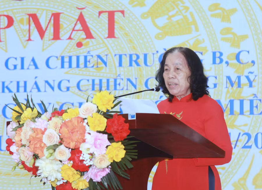 Nhà giáo Nguyễn Thị Tiệp chia sẻ về những ngày tháng đi B trong buổi gặp mặt do Sở GD&ĐT Hà Nội tổ chức.
