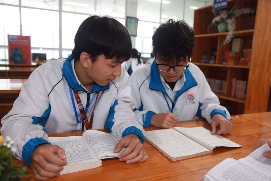 Học sinh Trường THPT chuyên Sơn Tây trong giờ học thư viện.