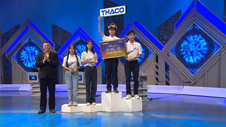 Nguyễn Quốc Phong đến từ Trường THPT Trưng Vương, Hưng Yên giành vòng nguyệt quế.