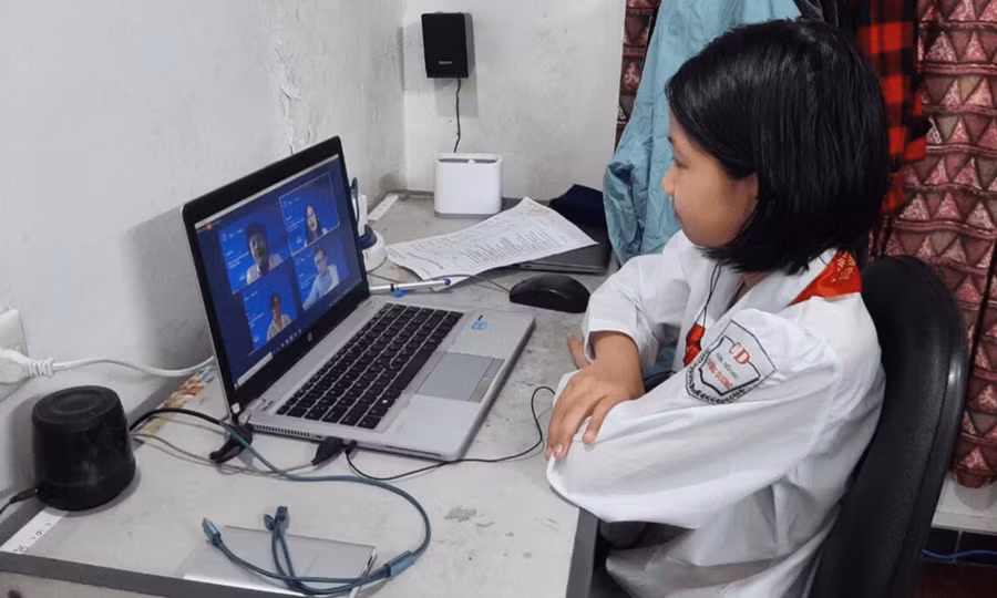 Học sinh Trường Tiểu học Chương Dương (phường Hồng Hà) học trực tuyến.