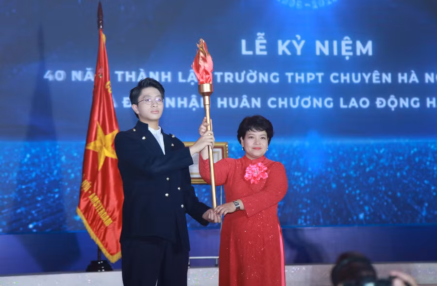 Nhà giáo Trần Thùy Dương, Hiệu trưởng Trường THPT chuyên Hà Nội - Amsterdam và đại diện học sinh thực hiện nghi thức rước đuốc truyền thống.
