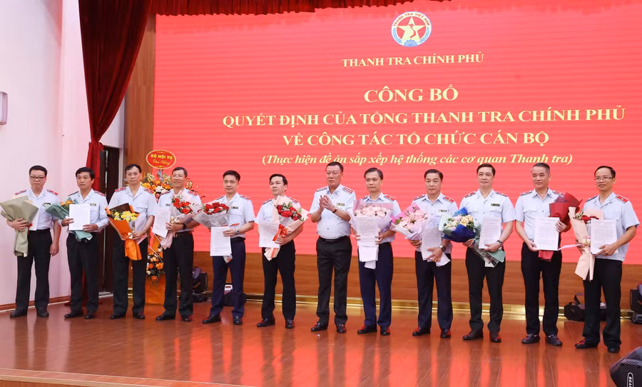 Ông Đoàn Hồng Phong - Tổng Thanh tra Chính phủ trao các quyết định về công tác cán bộ tại Thanh tra Chính phủ.