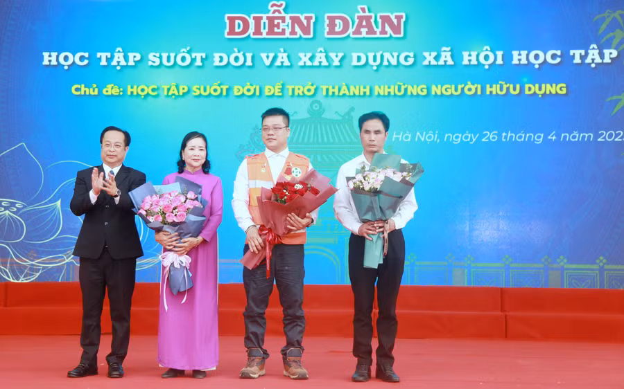 Giám đốc Sở GD&ĐT Hà Nội Trần Thế Cương tặng hoa chúc mừng các nhân vật "truyền cảm hứng học tập suốt đời".