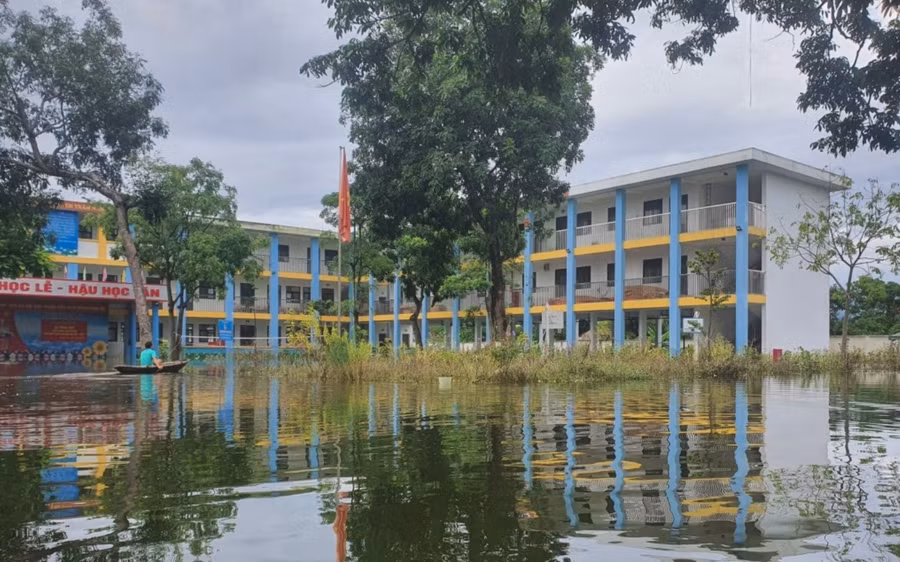 Nhiều trường học tại huyện Chương Mỹ vẫn bị ngập do nước lũ.