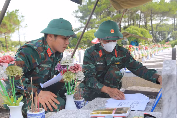 Lực lượng chức năng thực hiện quy trình lấy mẫu hài cốt liệt sĩ.