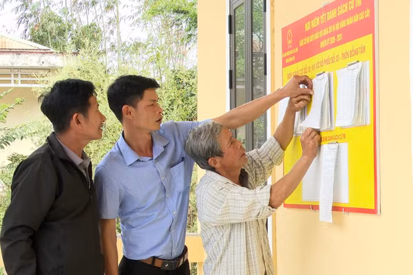 Người dân miền núi Quảng Trị xem thông tin niêm yết bầu cử.