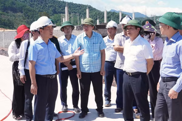 Ông Nguyễn Văn Phương, Bí thư Tỉnh ủy Quảng Trị kiểm tra tiến độ xây dựng Trường nội trú TH và THCS Dân Hóa. Ảnh: QV