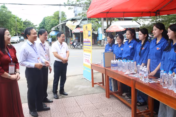 Lãnh đạo UBND tỉnh Quảng Trị và Sở GD&ĐT động viên lực lượng đoàn viên, thanh niên tham gia Chương trình "Tiếp sức mùa thi".
