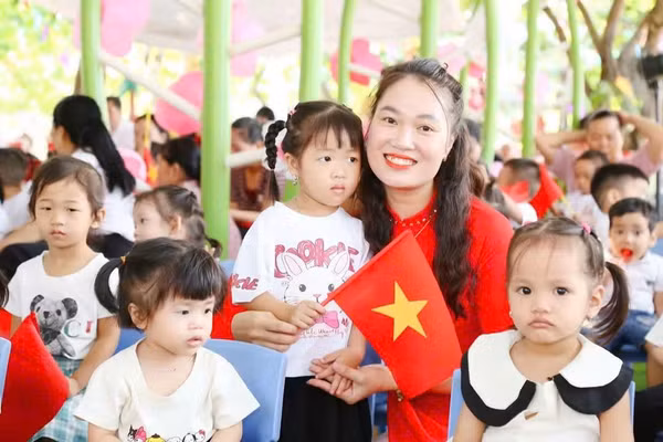 Thầy cô giáo, học sinh và phụ huynh cùng chung niềm vui trong ngày hội toàn dân đưa trẻ đến trường.