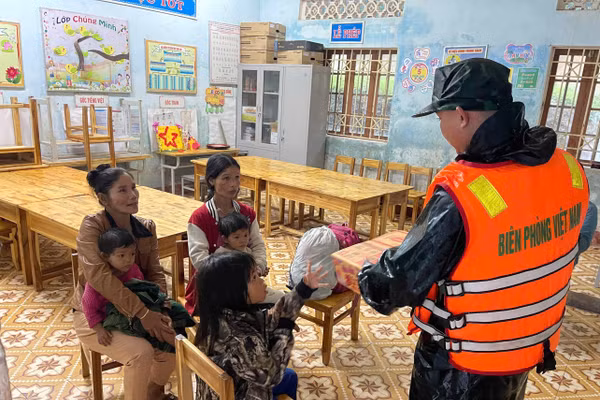 Bộ đội Biên phòng hỗ trợ đưa người dân đến nơi an toàn.