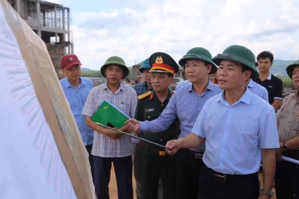 Lãnh đạo tỉnh Quảng Trị kiểm tra tại công trình Trường nội trú Tiểu học và THCS Hướng Phùng.
