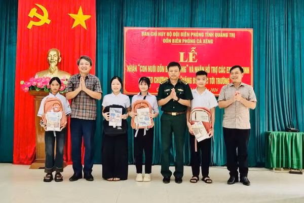 Đồn Biên phòng Cà Xèng nhận nuôi 2 cháu, hỗ trợ 4 học sinh khó khăn.