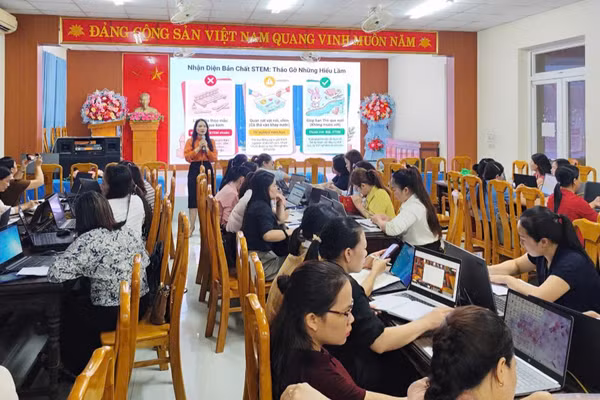 Cán bộ quản lý, giáo viên mầm non được tập huấn kiến thức về năng lực số, công nghệ thông tin.