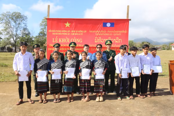 Bộ đội Biên phòng Quảng Trị tặng quà đến học sinh Trường THCS Nội trú La Cồ (Lào).