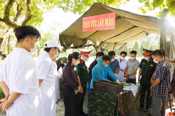 Lực lượng chức năng triển khai lấy mẫu phục vụ công tác giám định ADN.