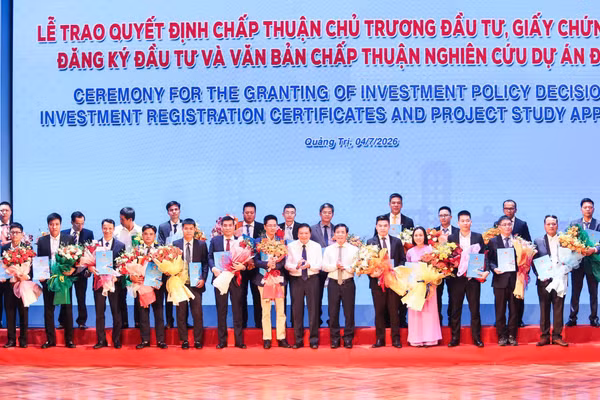 Tỉnh Quảng Trị trao quyết định chủ trương đầu tư cho các dự án.