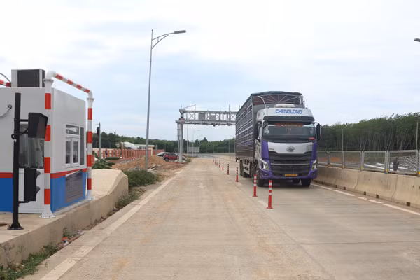 Phía các trạm đầu ra bố trí nhân viên trực và ba-ri-e để phục vụ thu phí.