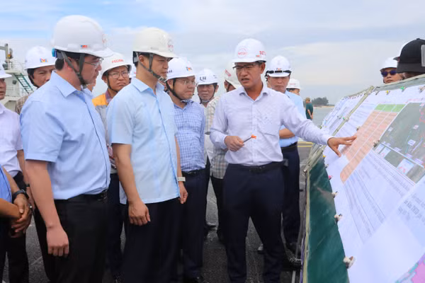Bí thư và Chủ tịch UBND tỉnh Quảng Trị kiểm tra tiến độ dự án Khu bến cảng quốc tế Mỹ Thủy.