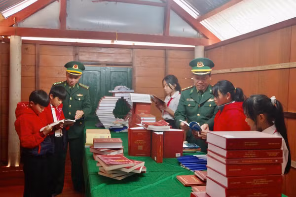 Thư viện biên giới là một không gian tri thức đầy ý nghĩa cho đồng bào Vân Kiều ở xã Hướng Lập.