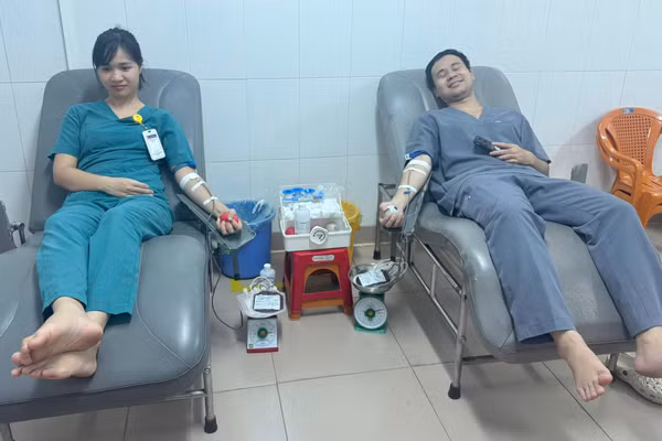 Bác sĩ hiến máu để cứu người bệnh qua cơn nguy kịch.