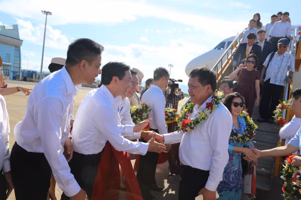 Lãnh đạo tỉnh Quảng Trị chào đón lãnh đạo tỉnh Khánh Hoà đi trên chuyến bay.