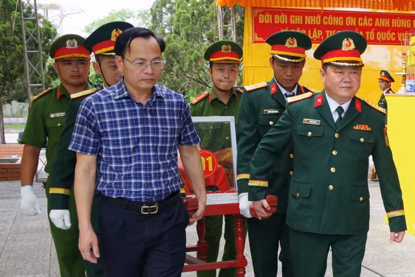 Đại diện các đơn vị di chuyển hài cốt liệt sĩ đến nơi an táng.