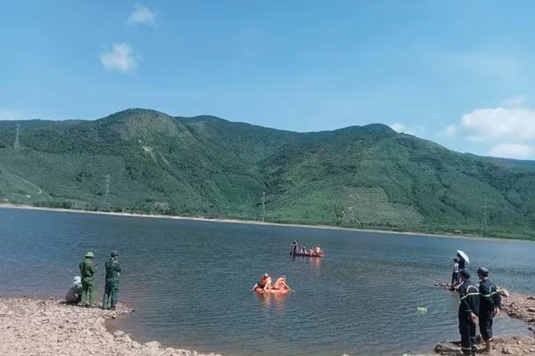 Tìm thấy thi thể 2 nạn nhân dưới hồ thủy lợi sau một đêm mất tích.