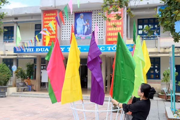 Các trường học ở Quảng Trị tất bật chuẩn bị các khâu trang trí để chào năm học mới.