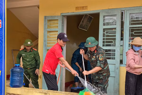 Được sự hỗ trợ của các lực lượng quân đội, công an, dân quân, các trường hoàn thành công tác vệ sinh trường lớp sau lũ.