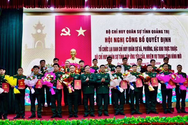Lãnh đạo Quân khu 4 và Bộ CHQS tỉnh Quảng Trị trao quyết định bổ nhiệm 78 Chỉ huy trưởng Ban CHQS các xã, phường.