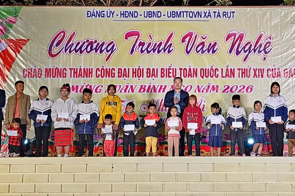 Phóng viên Báo Giáo dục và Thời đại và lãnh đạo địa phương tặng quà đến học sinh trên địa bàn.