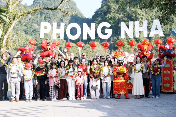 Du khách tham quan miền di sản ngày đầu năm mới được chào đón nồng nhiệt.