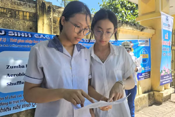 Thí sinh Phan Gia Khánh cùng bạn trao đổi nội dung đề thi.