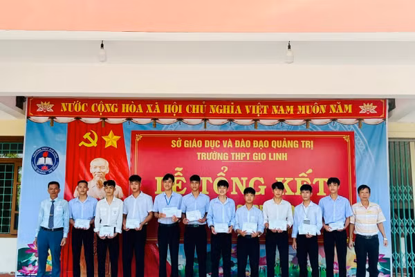 Những học sinh có kết quả học tập tiêu biểu được tuyên dương.