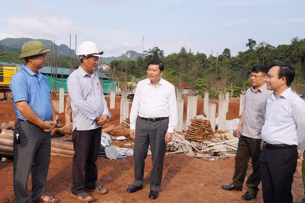 Ông Lê Hồng Vinh kiểm tra thực địa công trình Trường Nội trú Tiểu học và Trung học cơ sở Thượng Trạch. (Ảnh: Hồng Mến)
