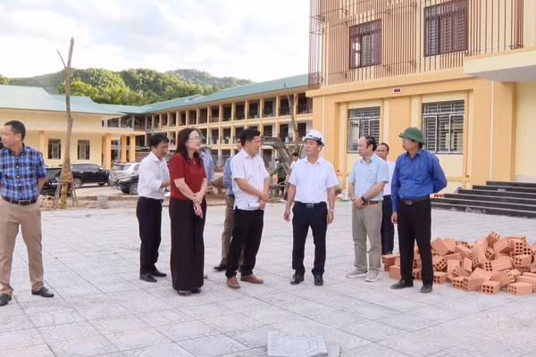Ông Nguyễn Văn Phương, Bí thư Tỉnh ủy Quảng Trị kiểm tra tiến độ tại các trường.