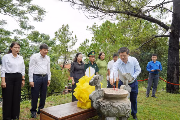 Lãnh đạo tỉnh Quảng Trị đến viếng, dâng hương tưởng niệm tại khu mộ Đại tướng Võ Nguyên Giáp.