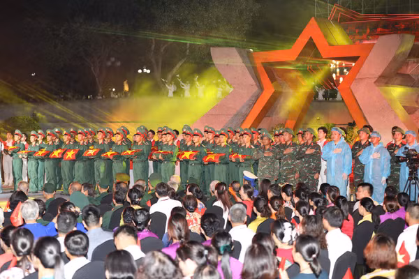 Chương trình "Sao sáng dẫn đường" tại Nghĩa trang Liệt sĩ quốc gia Đường 9.