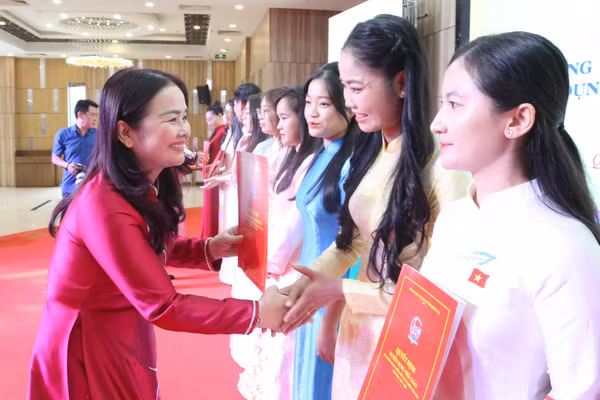 Bà Lê Thị Hương, Giám đốc Sở GD&ĐT trao quyết định tuyển dụng cho các giáo viên.